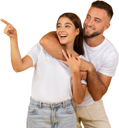 Casal feliz apontando para o Enjoy Santo Amaro